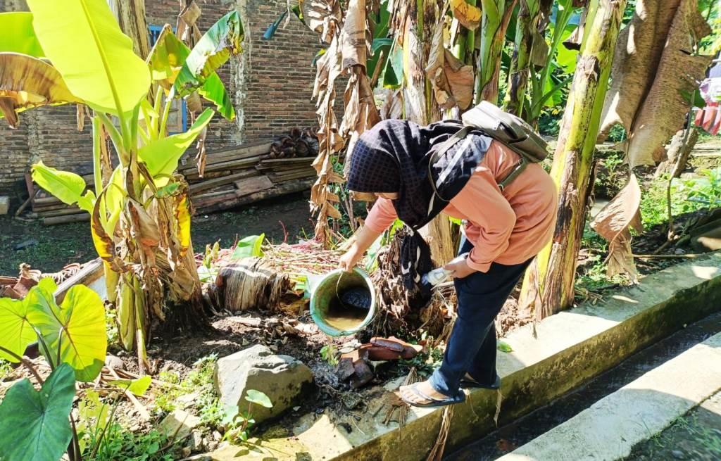 Kegiatan Pemberantasan Sarang Nyamuk (PSN) di RT 04 RW 05 Dusun Banjarsari, Desa Mantrianom